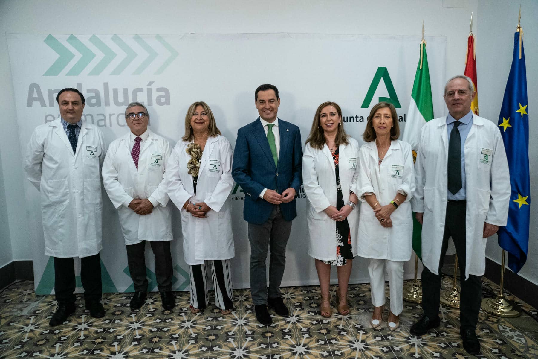 Juanma Moreno, en una visita al Hospital de Andújar.