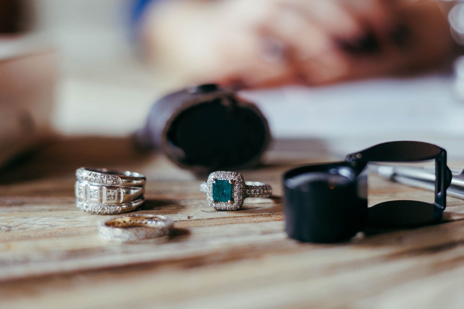 Joyas e instrumentos de Isabella Seijo.