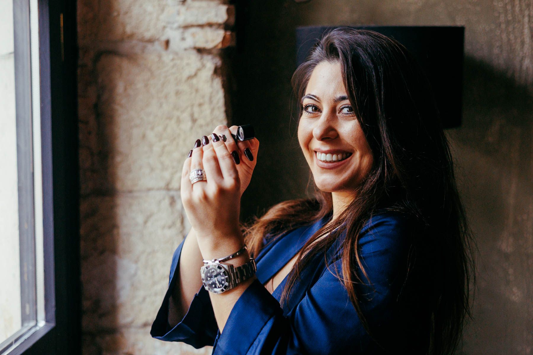 Isabella Seijo con una joya y sus instrumentos.