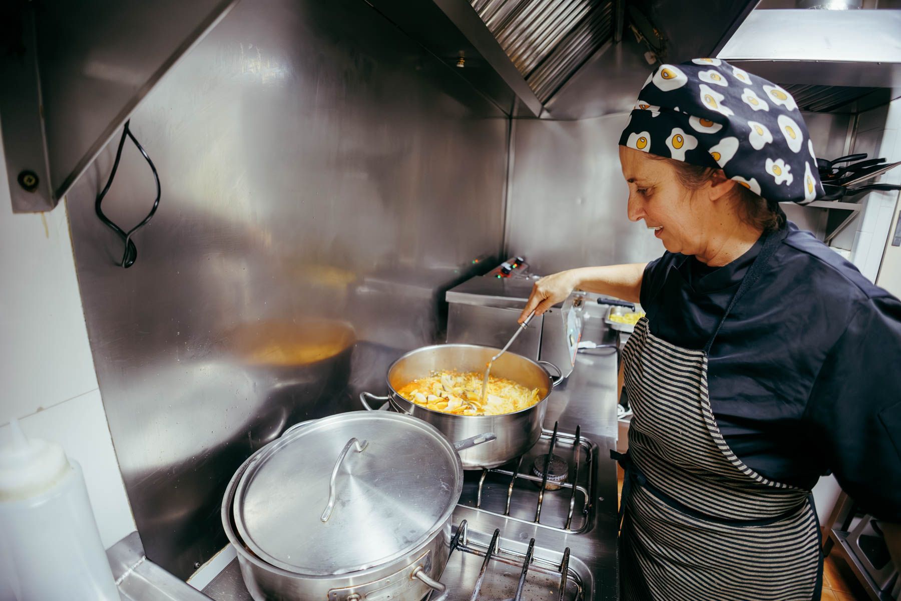 Leni, la cocinera que le da vida al Mesón Los Abuelos.
