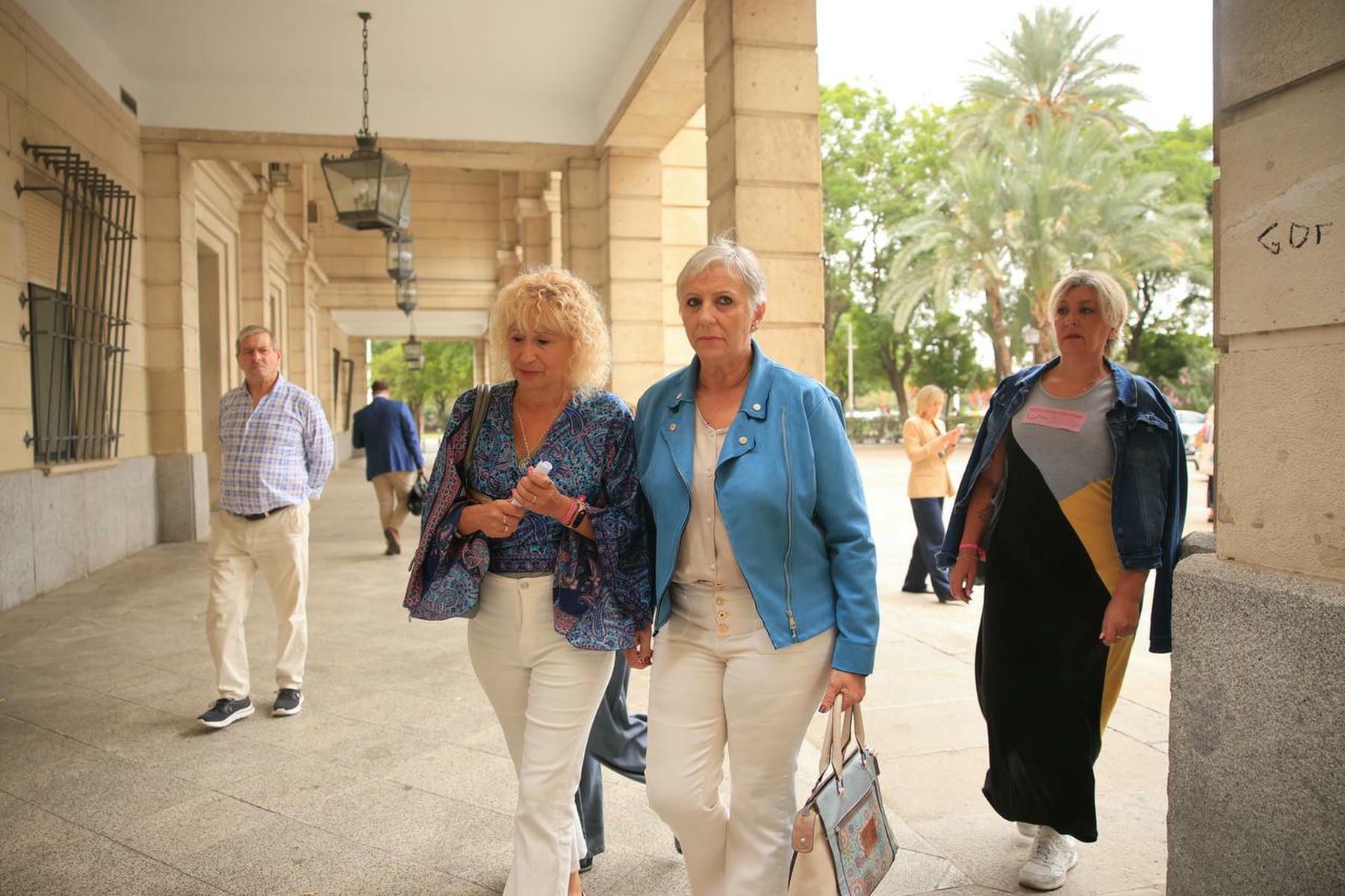 Ángela Claverol, presidenta de Amama, saliendo del juzgado.