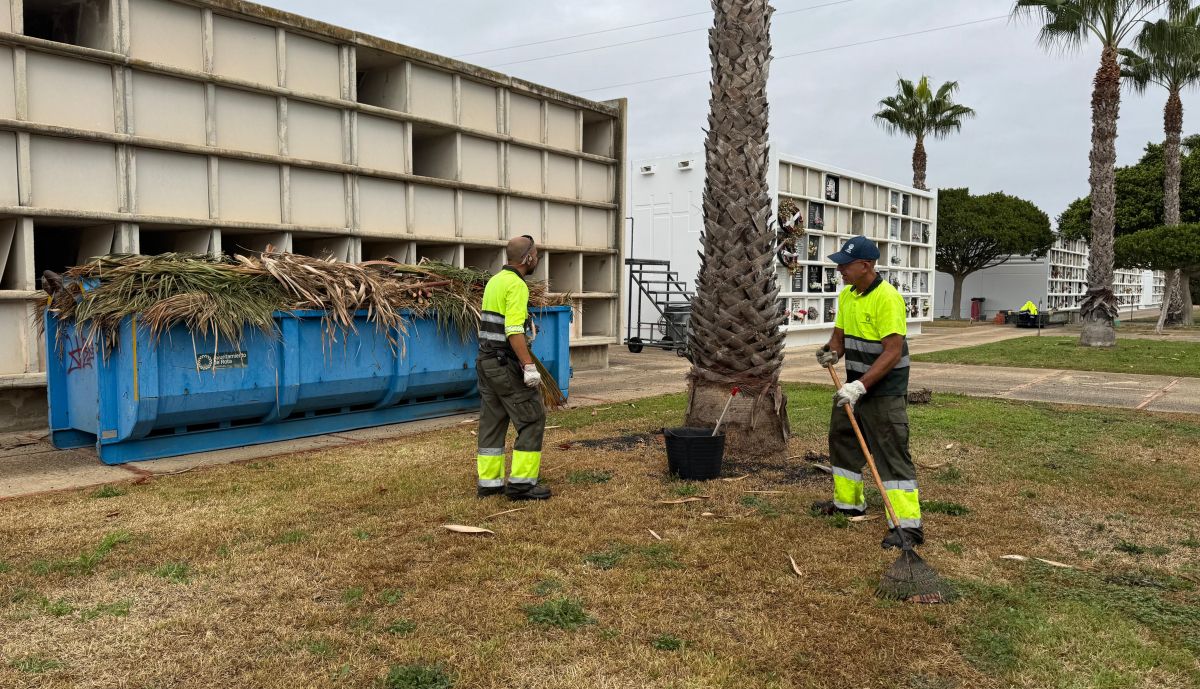 Así trabajan los operarios en el camposanto roteño.