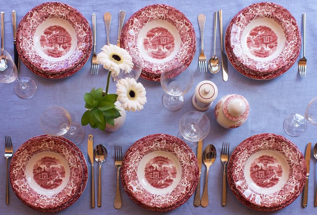 Una vajilla de la Cartuja.