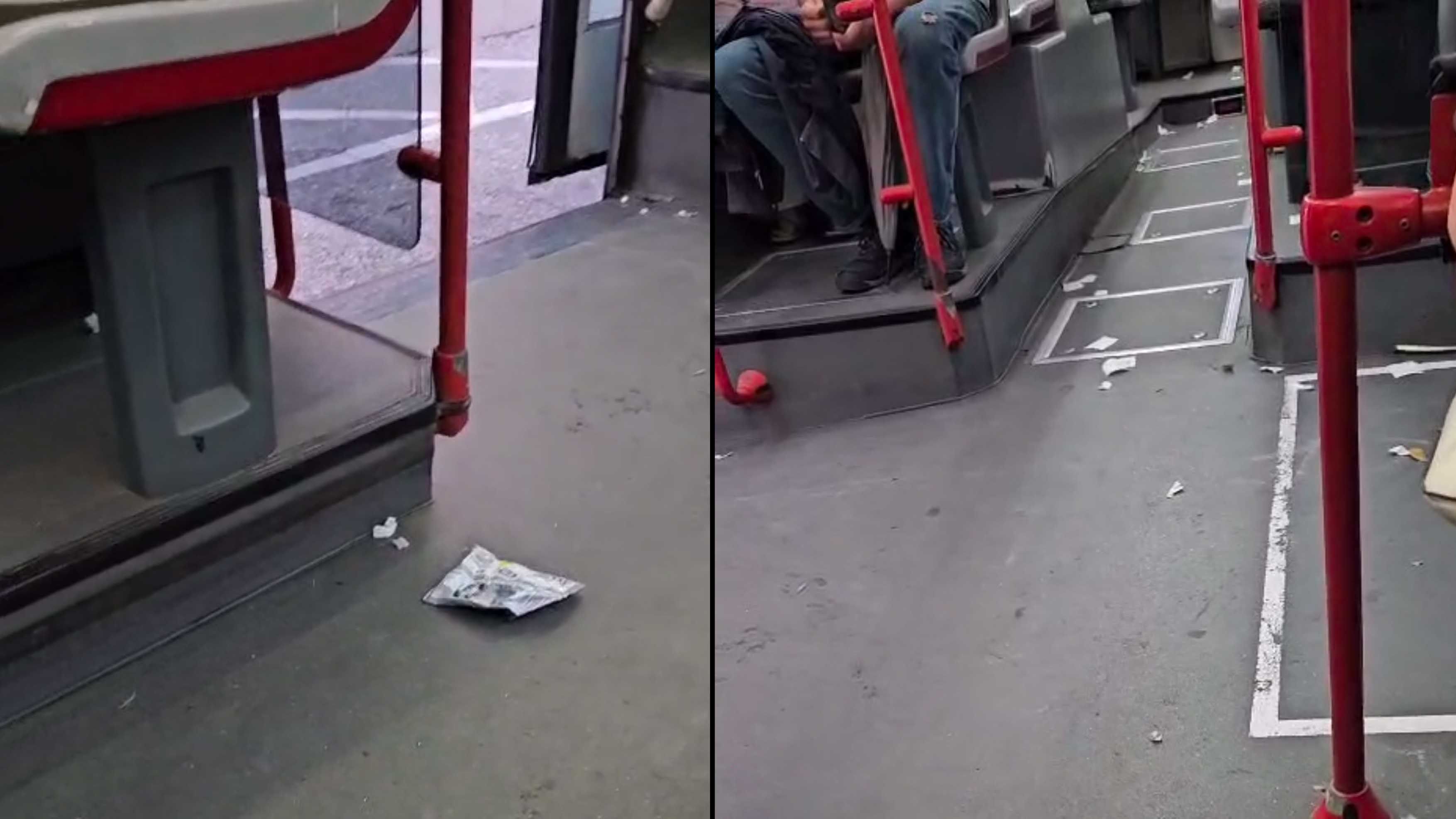 Papeles en los pasillos de un bus del servicio municipal de Jerez.