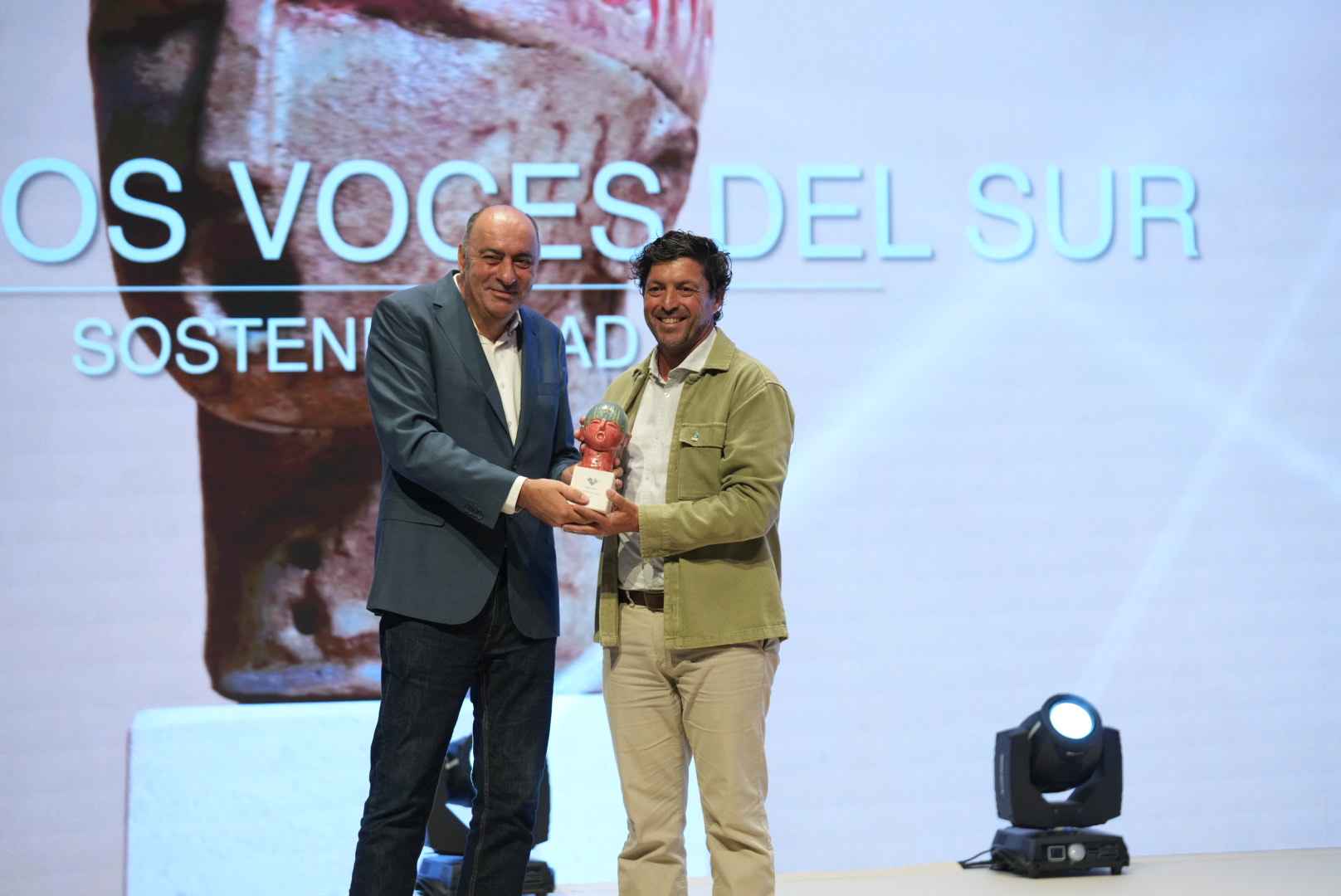 Antonio Aguilera recibe de mano de Carlos Piedras el premio