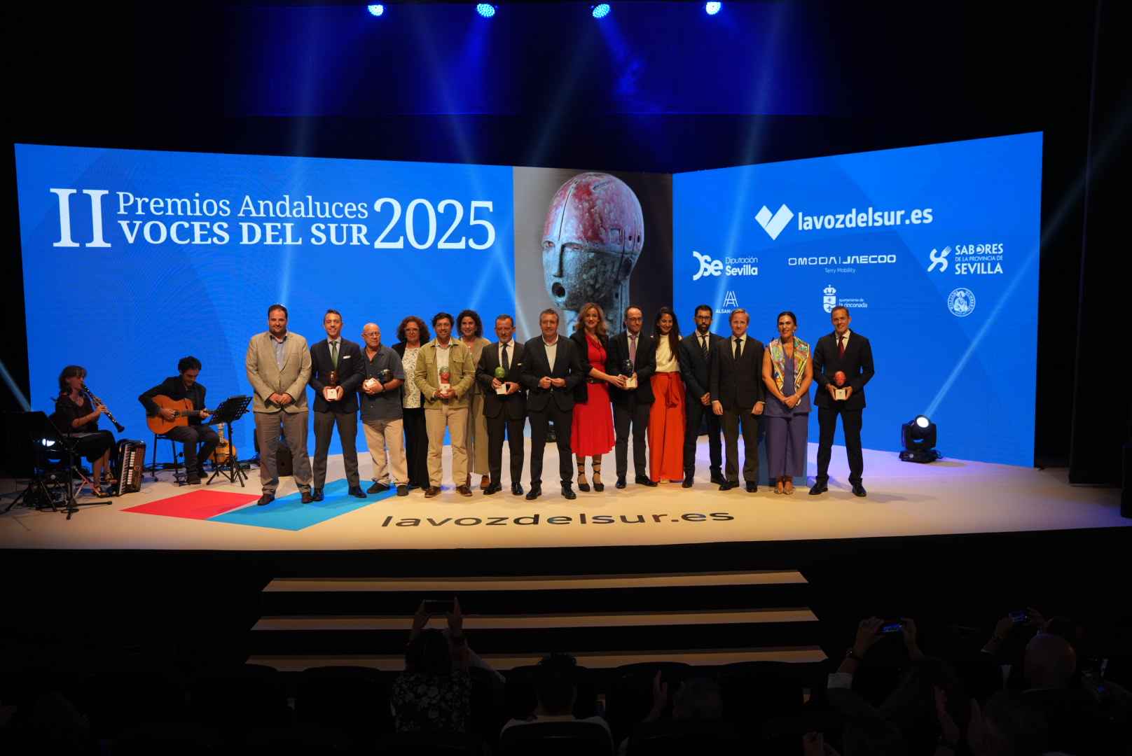 Foto de familia de todos los premiados en los II Premios Andaluces Voces del Sur.