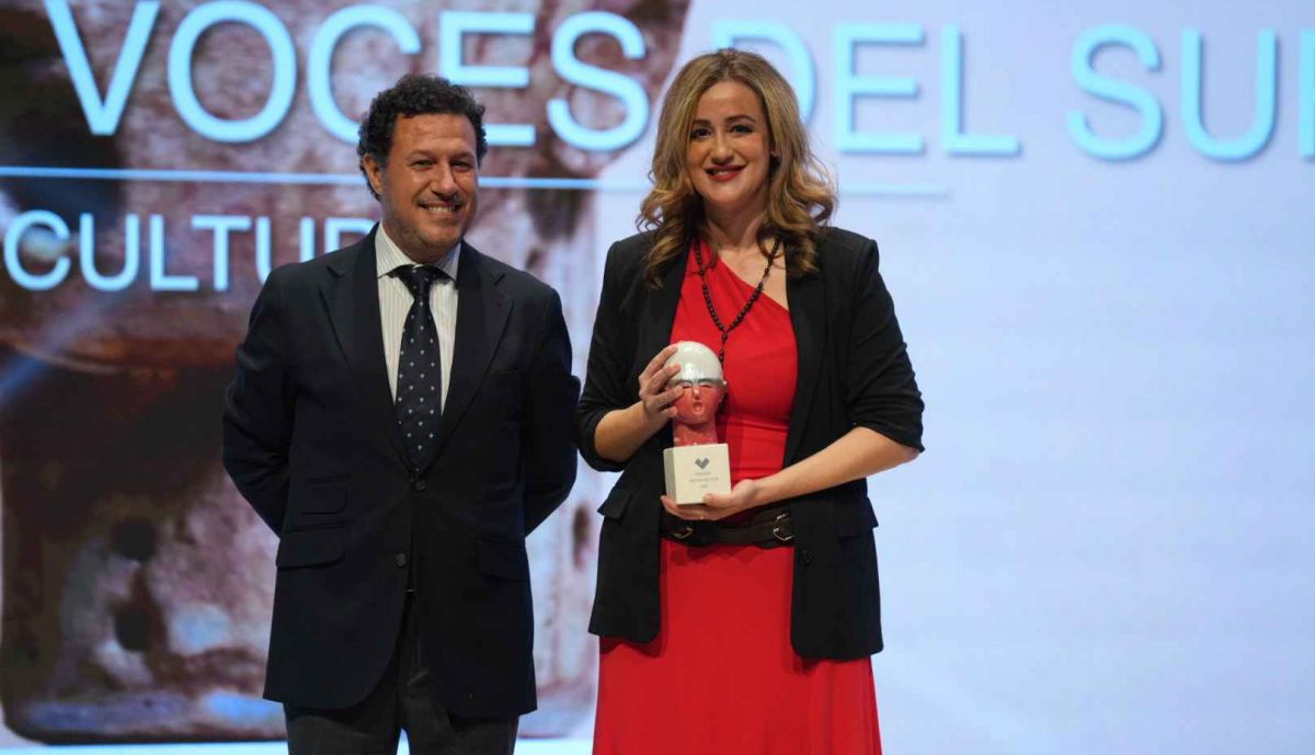 Raquel Vega, teniente de alcalde y delegada de Cultura de La Rinconada, recoge el Premio Voces del Sur a la Cultura entregado por Francisco J. Jiménez.