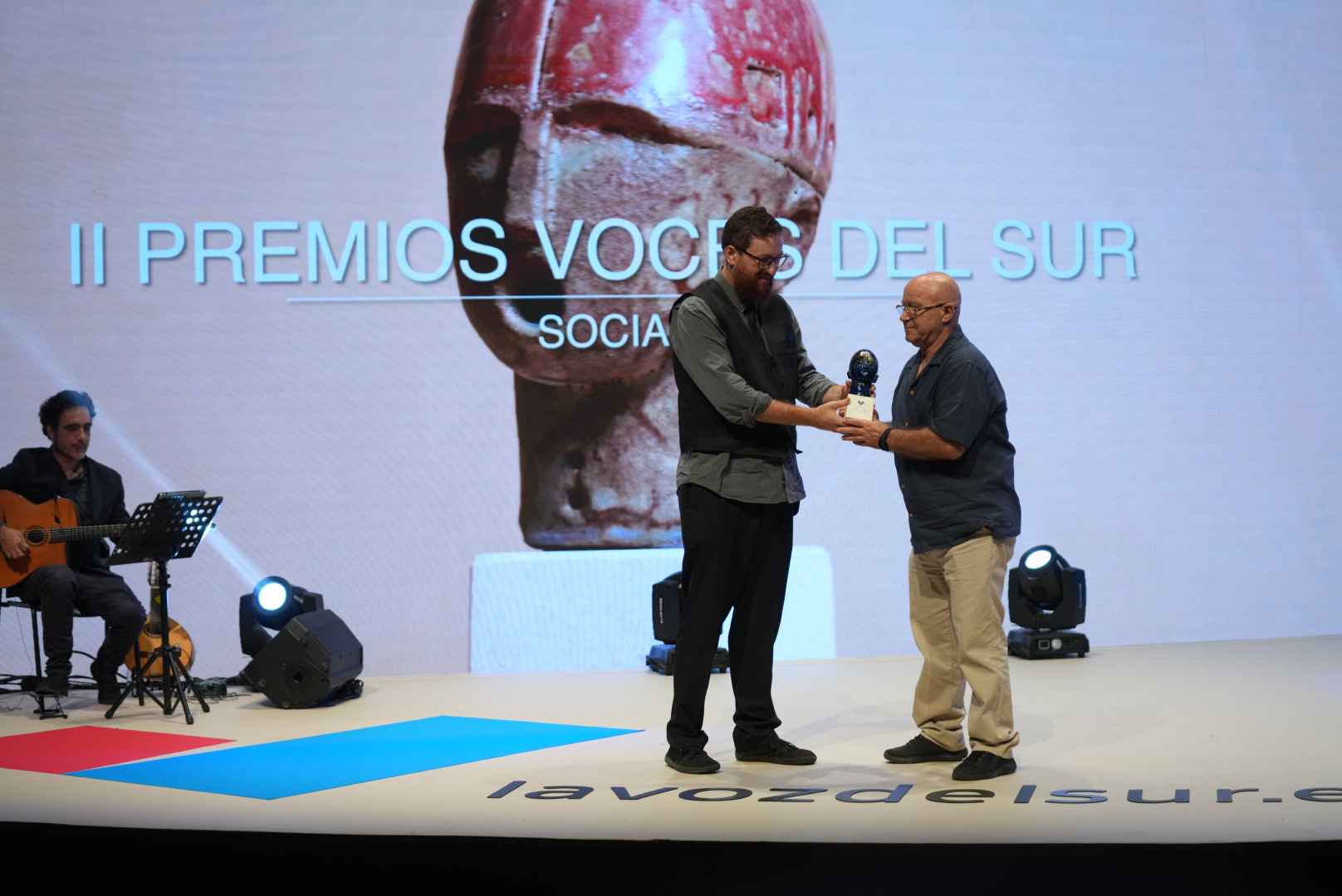 Antonio González Ruano, presidente de Upace San Fernando recibe de Manu García el Premio Voces del Sur en categoria Social.