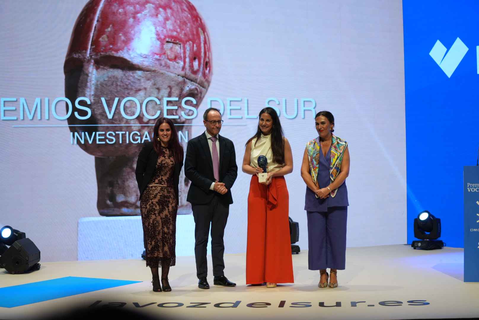 Miguel Fernández, responsable del departamento de Cirugía Pediátrica y Cardiopatías del Hospital Virgen del Rocío de Sevilla, recoge el Premio Voces del Sur a la Investigación, entregado por Patricia Merello, junto a dos compañeras.