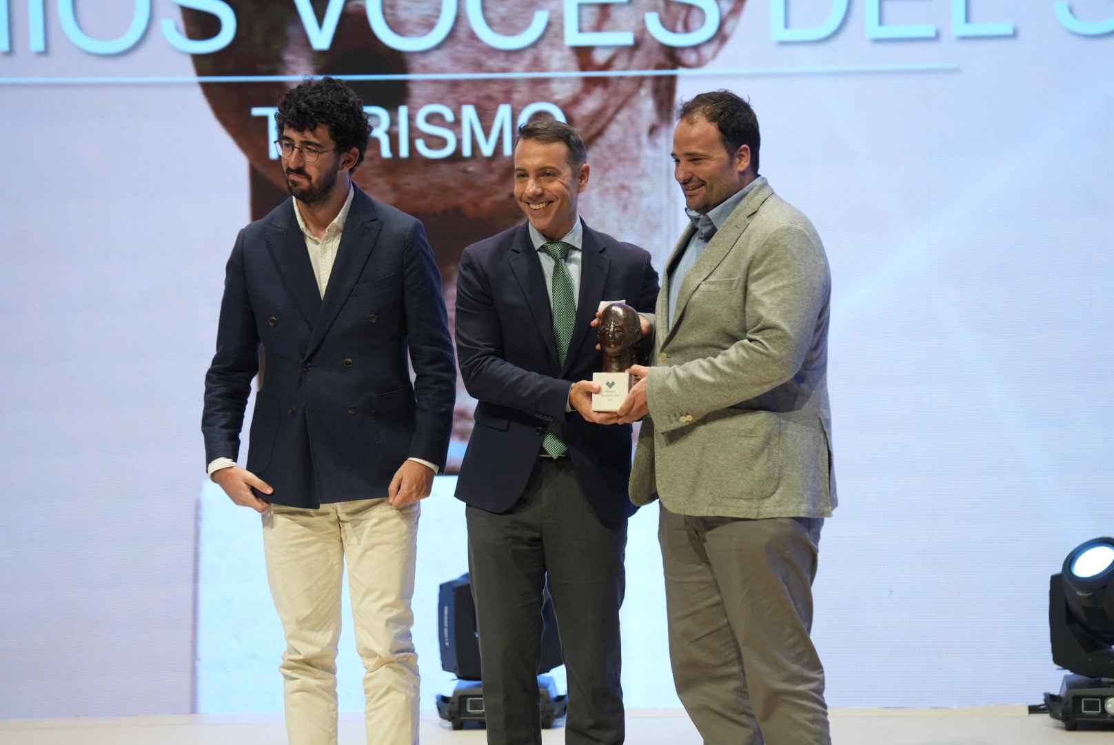 David Guillén y Carlos Pérez, fundadores de Naturanda, junto a Emilio Cabrera.