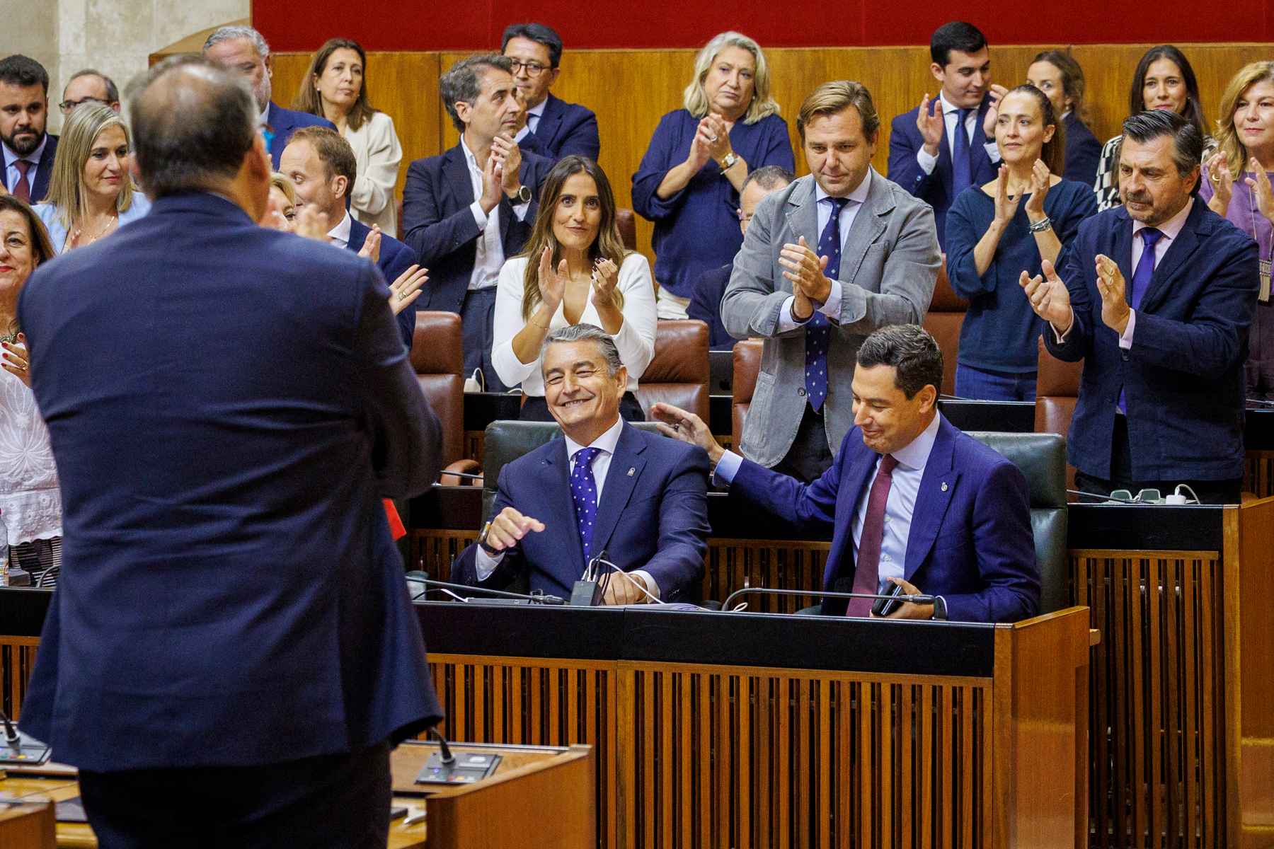 Juanma Moreno felicita al consejero de Sanidad y Presidencia, Antonio Sanz, tras su intervención en el debate general sobre la situación de la sanidad publica. FOTO: EFE/Julio Muñoz Juanma Moreno felicita al consejero de Sanidad y Presidencia, Antonio Sanz, tras su intervención en el debate general sobre la situación de la sanidad publica. FOTO: EFE/Julio Muñoz