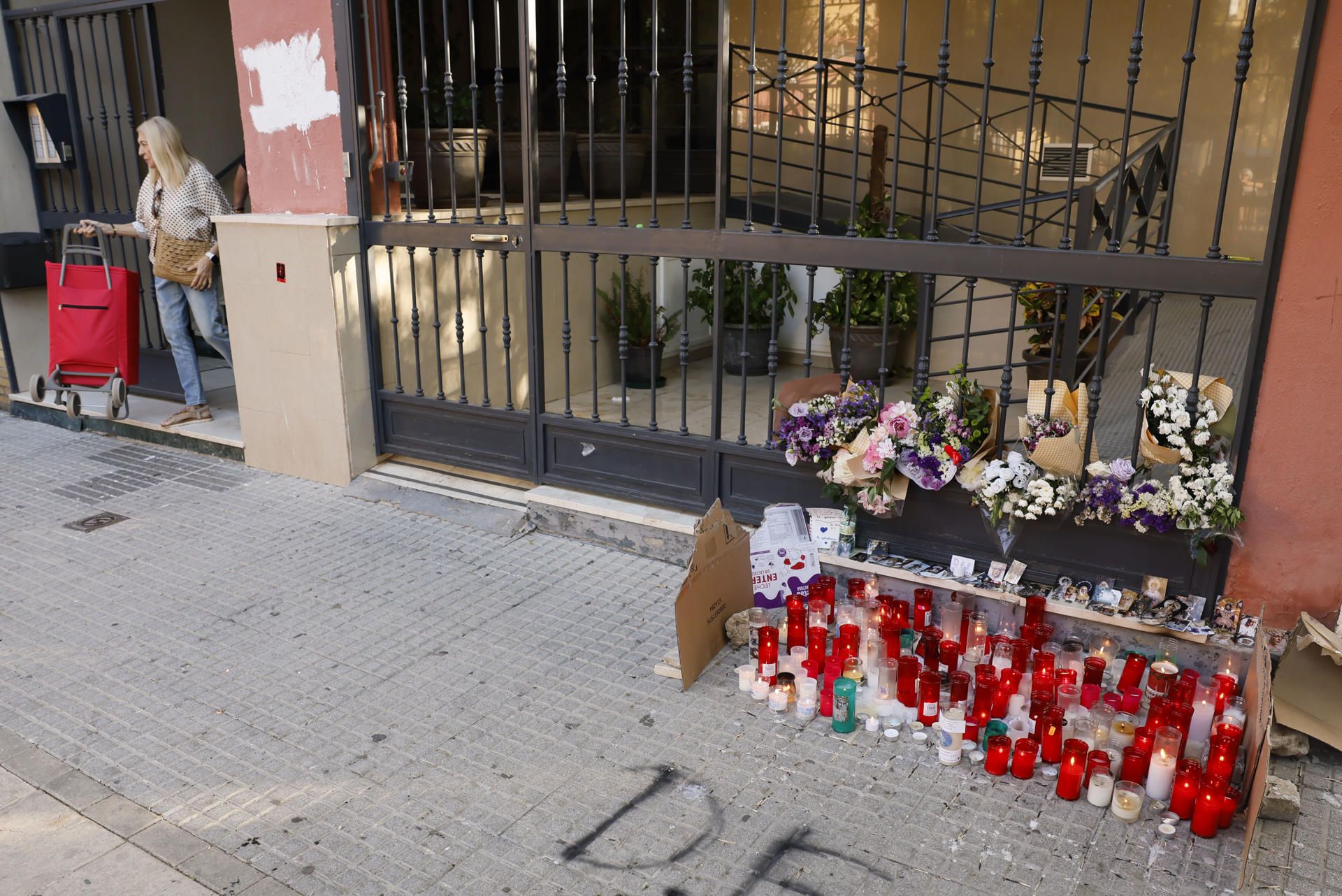 Un pequeño altar improvisado en el bloque donde vivía Sandra Peña.