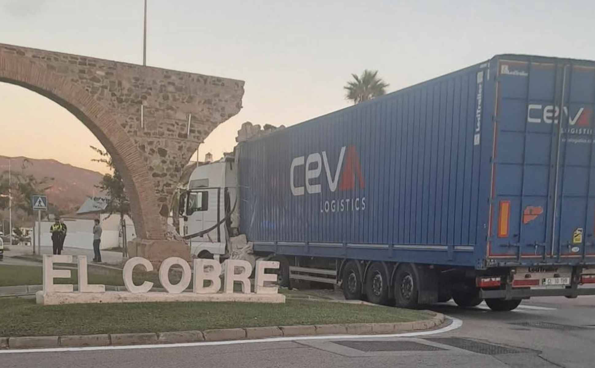 Así ha quedado un arco del histórico acueducto de Algeciras tras ser derribado por un camión.  FOTO: 8DIRECTO