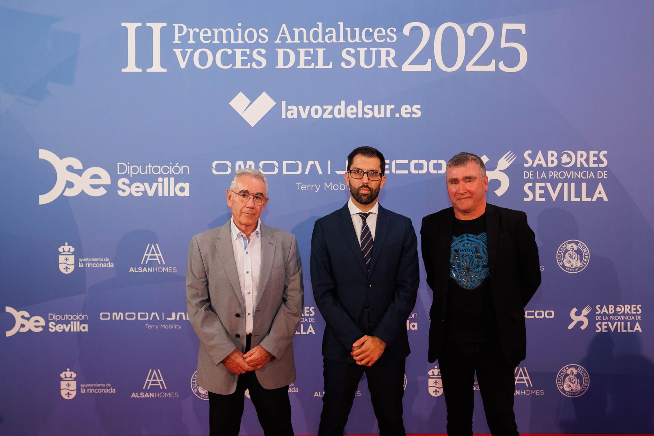 El director de lavozdelsur.es, Francisco Romero, con Salvador Soler y Mario Ortega, columnistas del periódico.