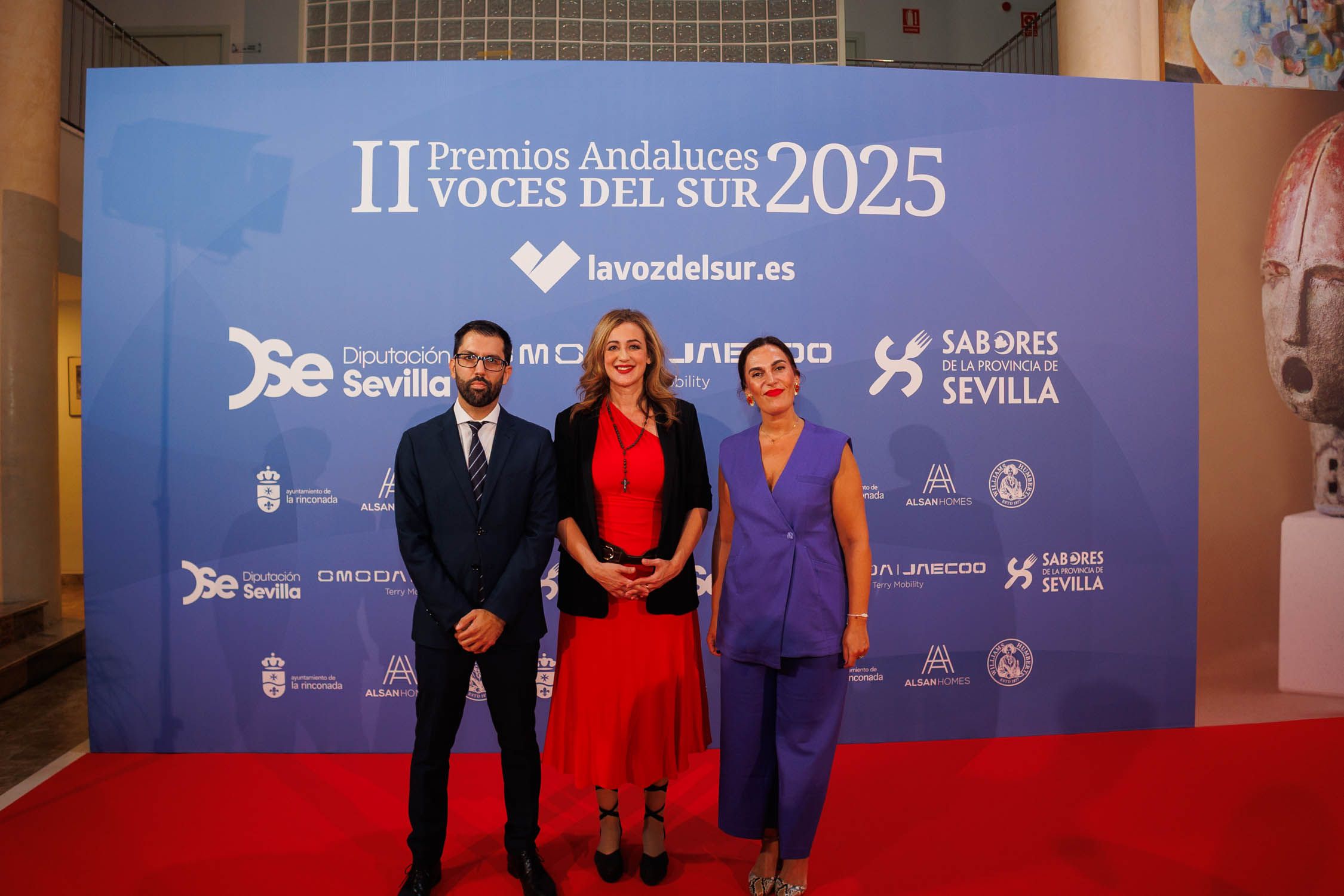 El director de lavozdelsur.es, Francisco Romero, con Raquel Vega, teniente de alcalde de La Rinconada, y la delegada Lourdes Delgado.