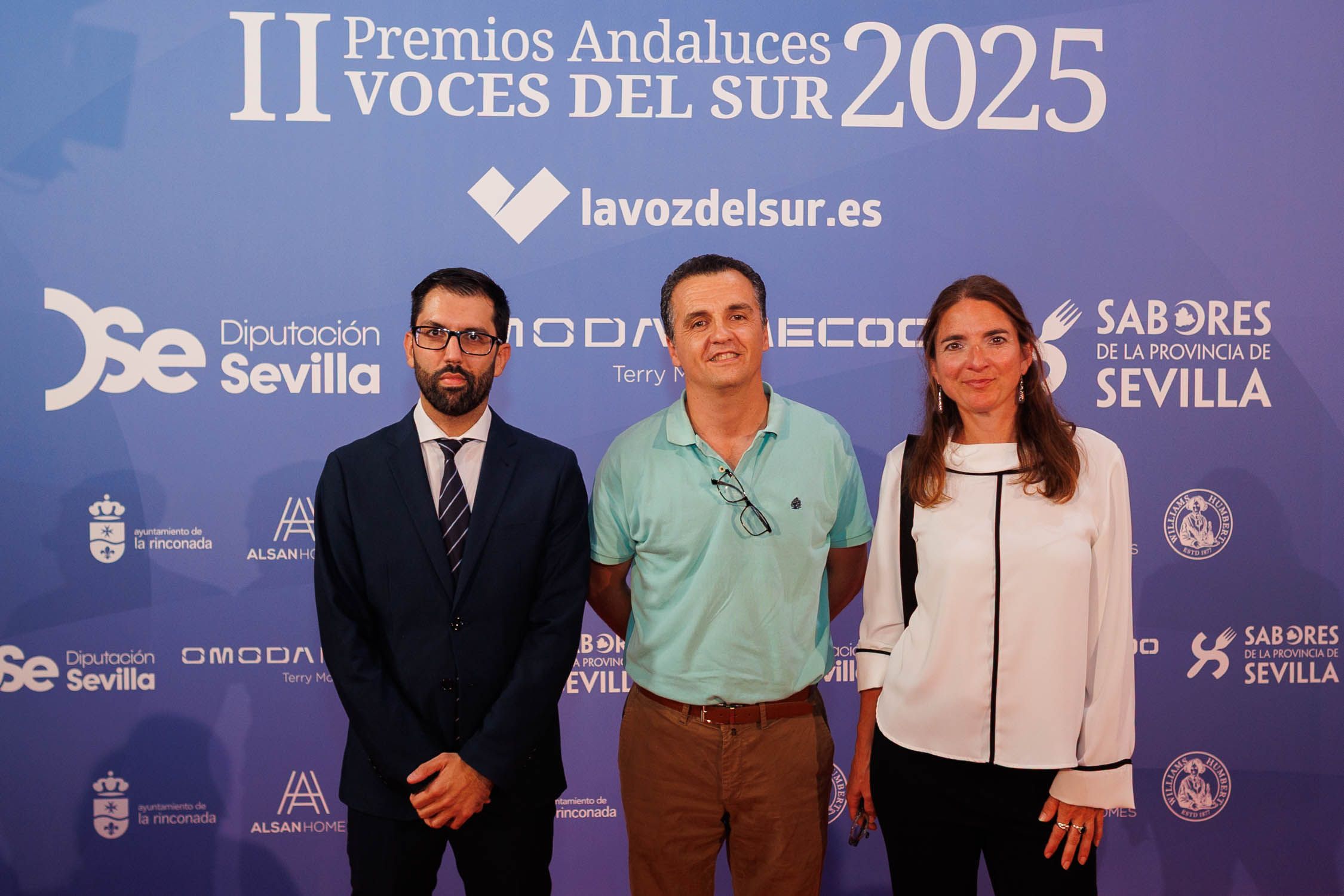 El director de lavozdelsur.es, Francisco Romero, con Antonio Acosta, columnista del periódico, y Lucía Ajuare, su mujer.