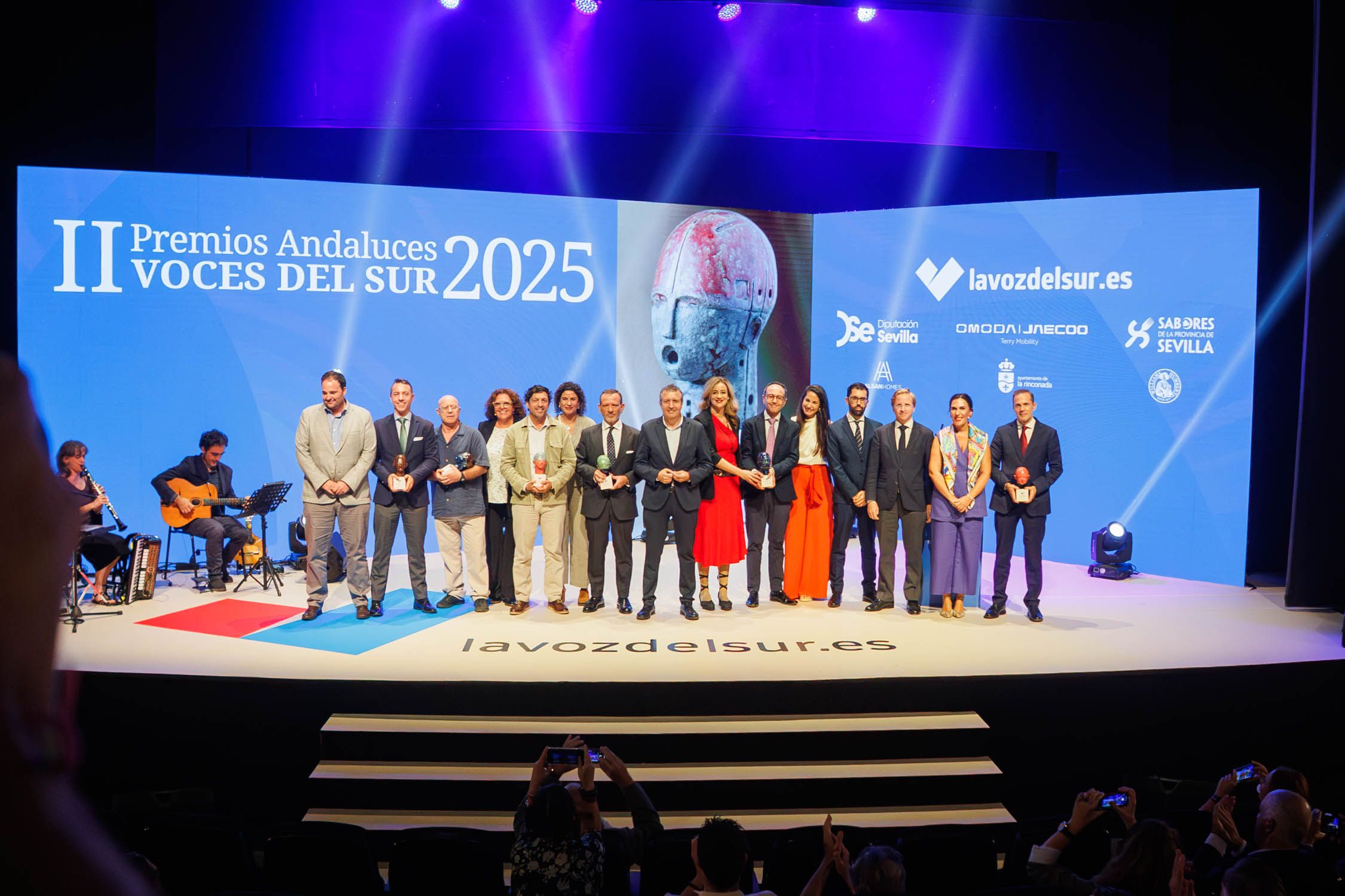 Foto de familia con los premiados, representantes de lavozdelsur.es e institucionales.