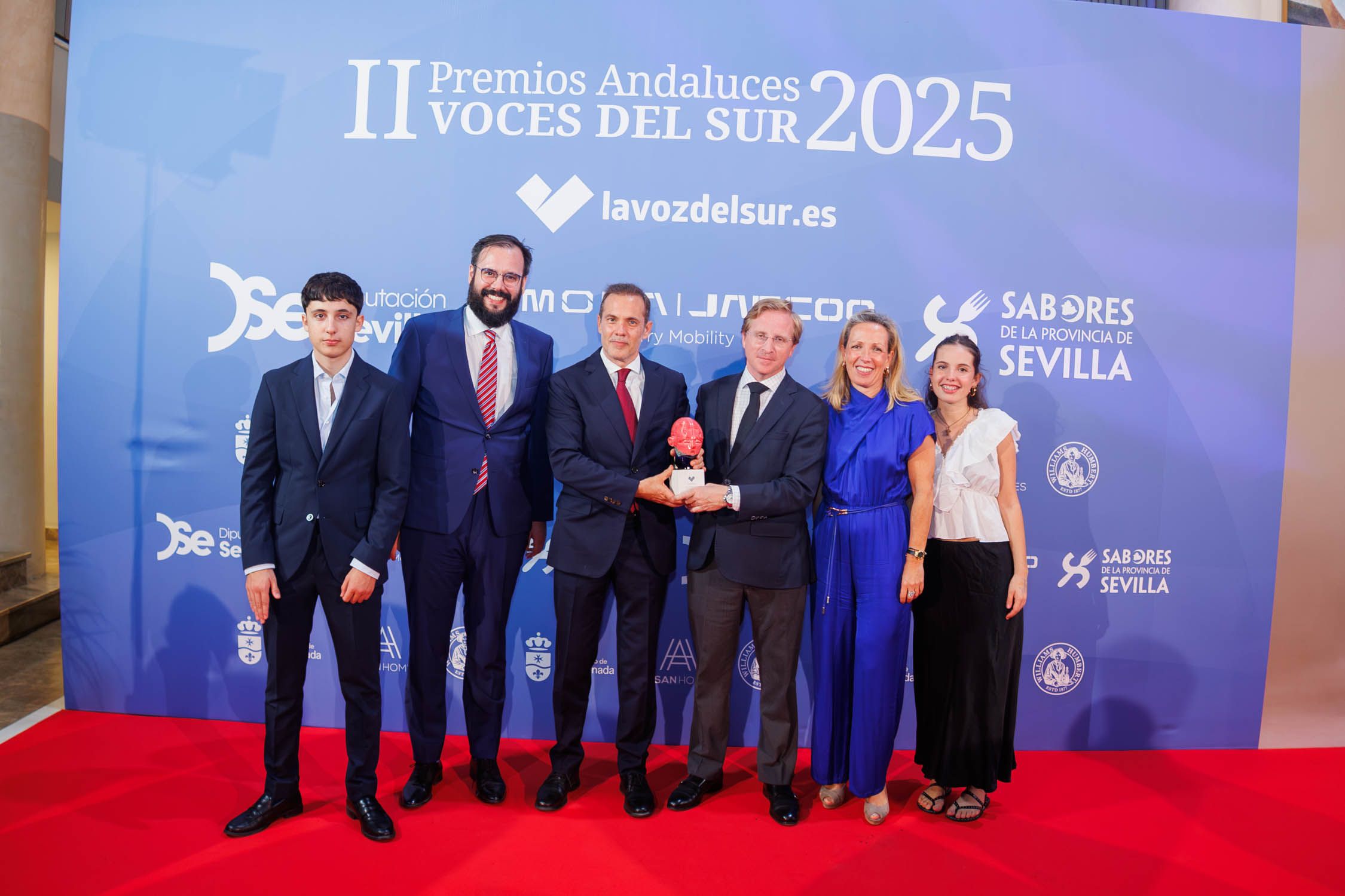 El subdirector de lavozdelsur.es, Pablo Fdez Quintanilla, con Eduardo Pérez-Serrera, presidente de Grupo Terry Automoción, su director general y su familia.