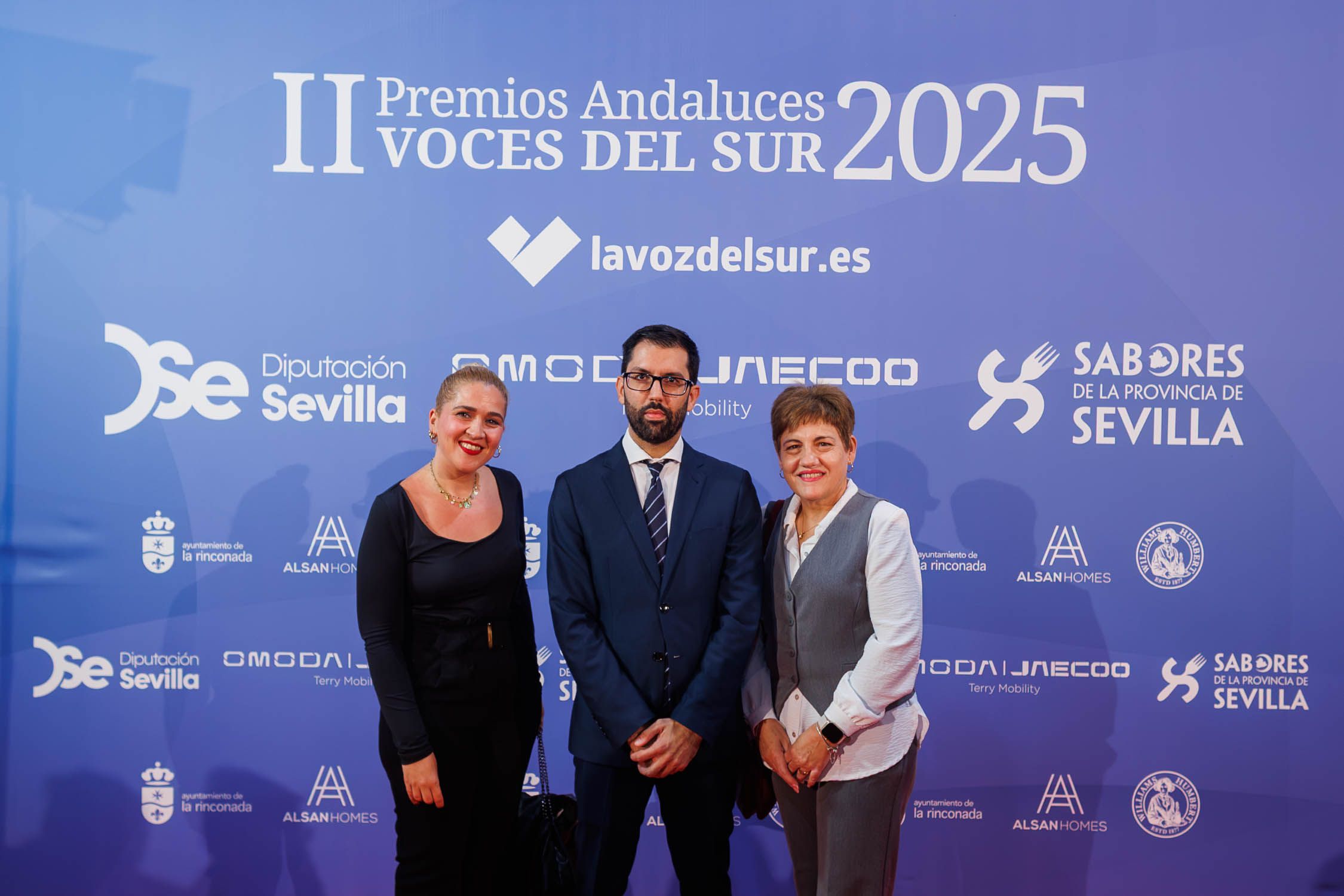 Carmen Muñiz Ortega y María Gutiérrez Lozano, de Uatae Andalucía, con el director del periódico, Francisco Romero.