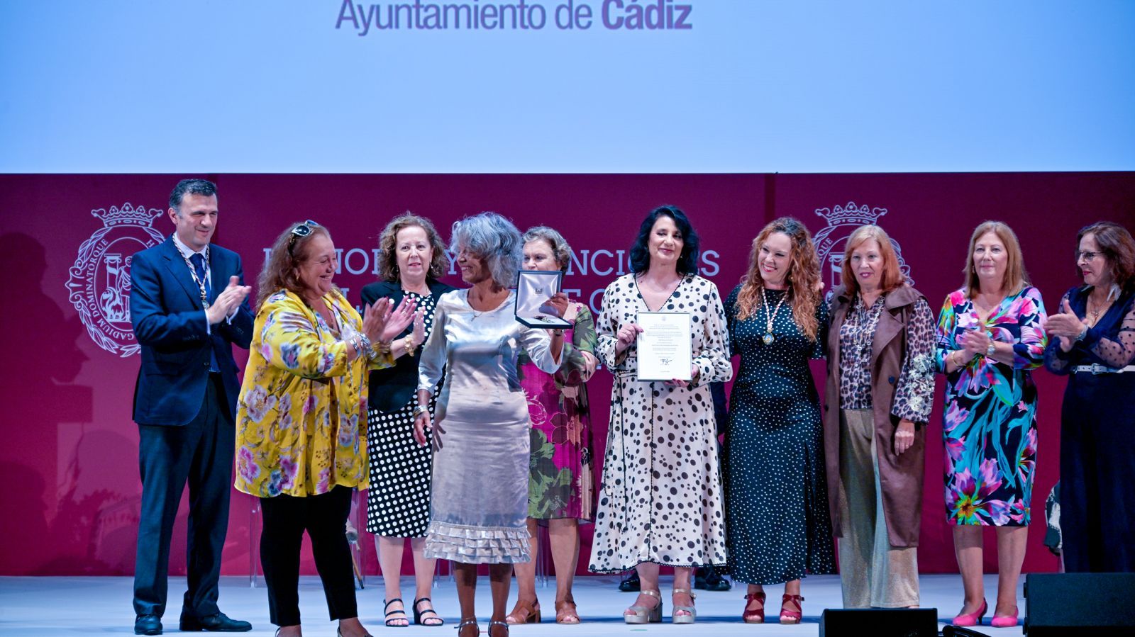 El colectivo vecinal y solidario Mujeres de Acero recibe la medalla de oro de la ciudad de Cádiz.