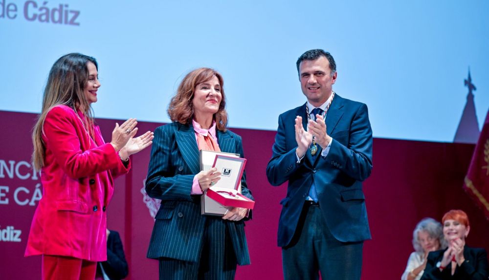 Beatriz Gandullo, Elvira Lindo y el alcalde Bruno García.