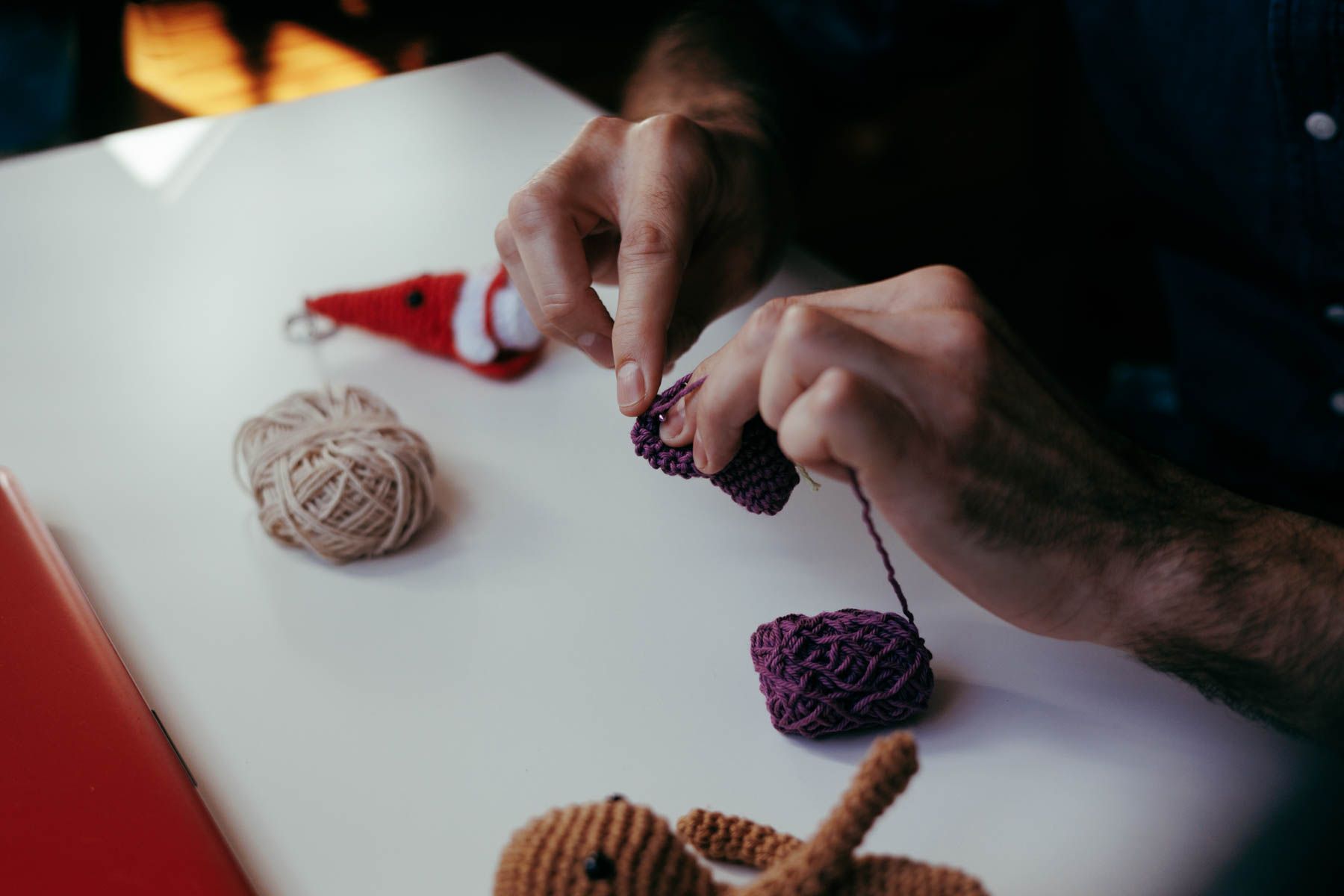 Julio Heras, tejiendo imágenes religiosas.