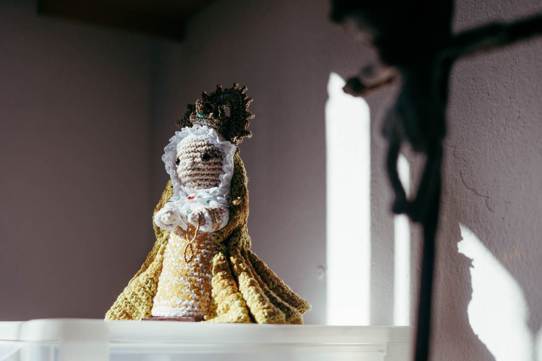 Una virgen y un crucificado, tejidos por Julio Heras.