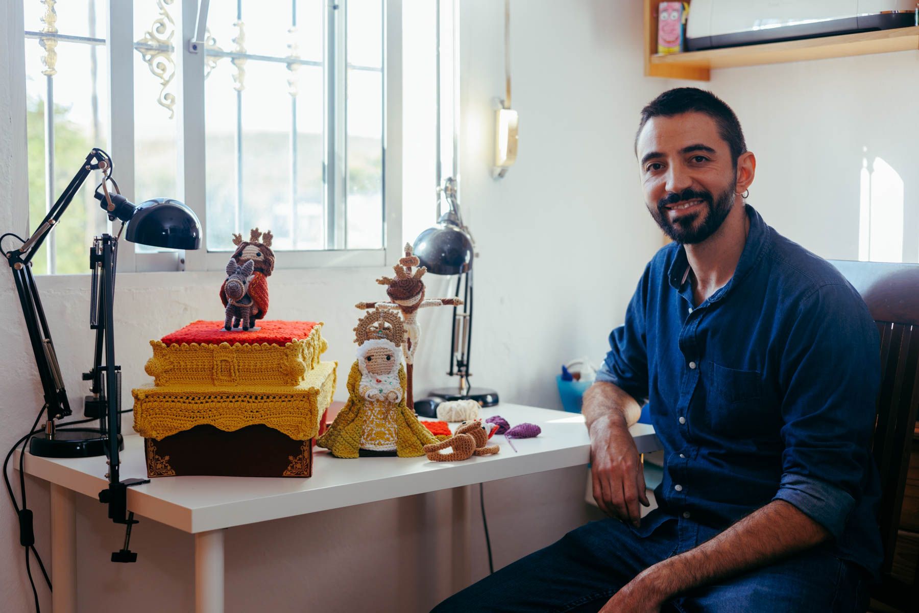 Julio Heras, el jerezano que teje imágenes religiosas, en su taller.
