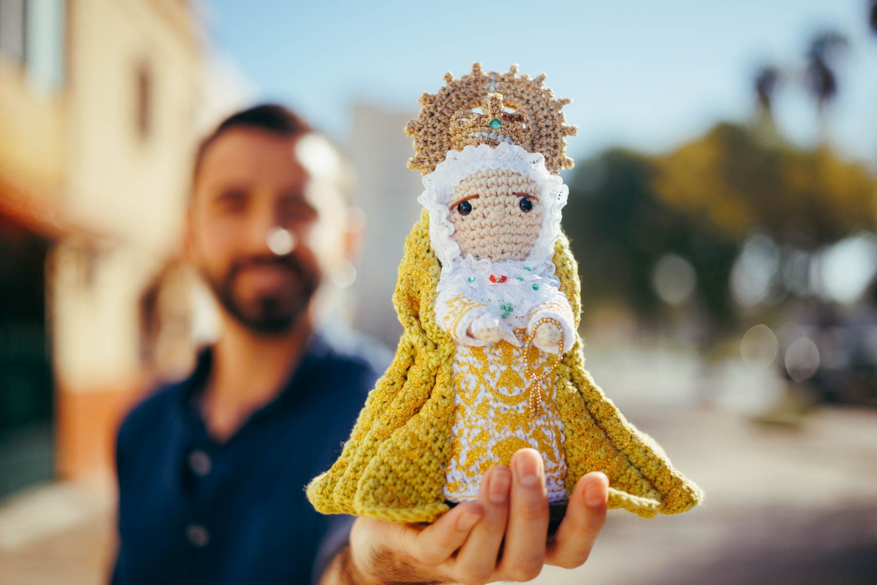 Julio Heras con una virgen tejida por él.