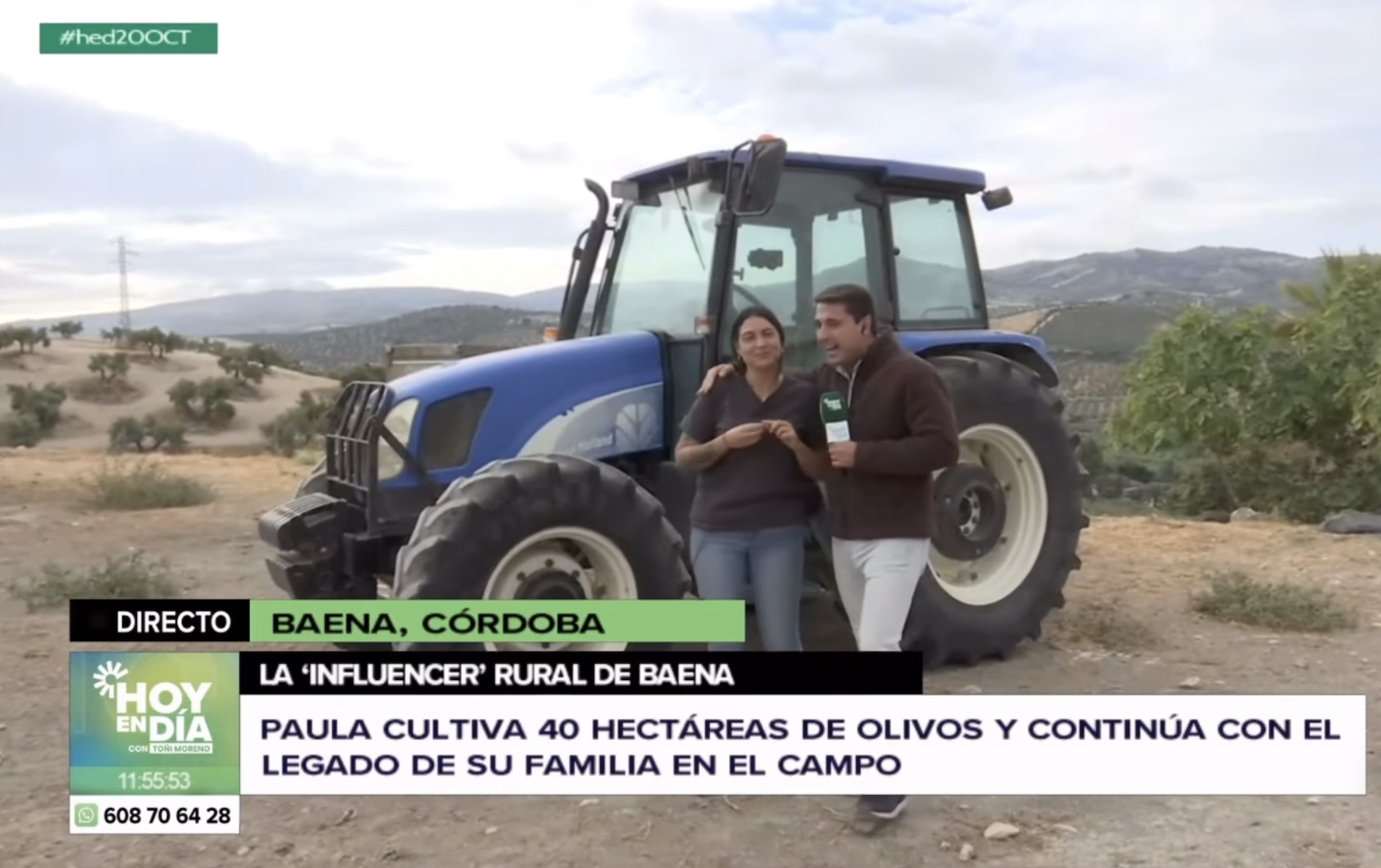 Paula, junto al reportero Javi Fuentes en Canal Sur.