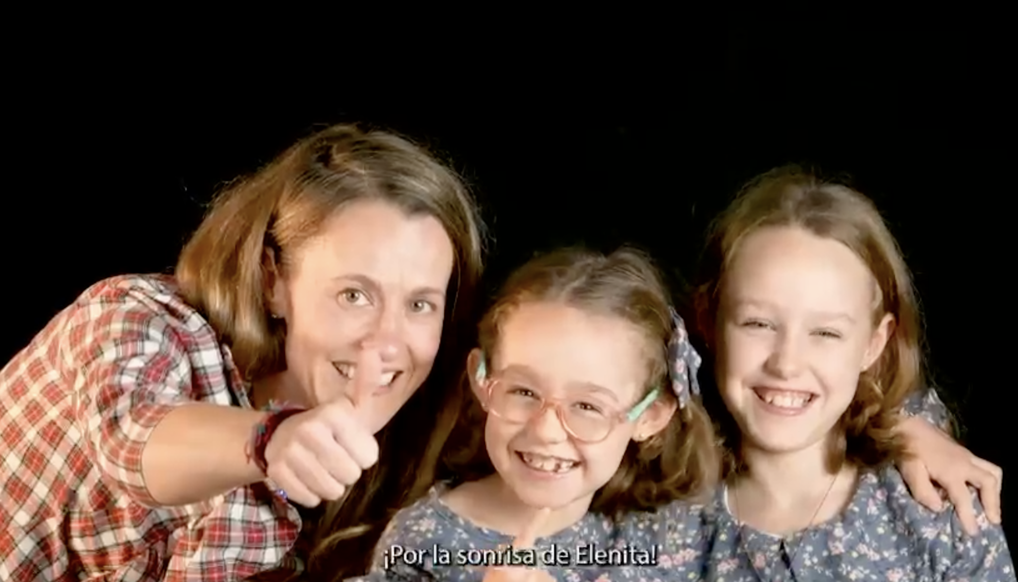 Elena, en medio de su madre y su hermana.