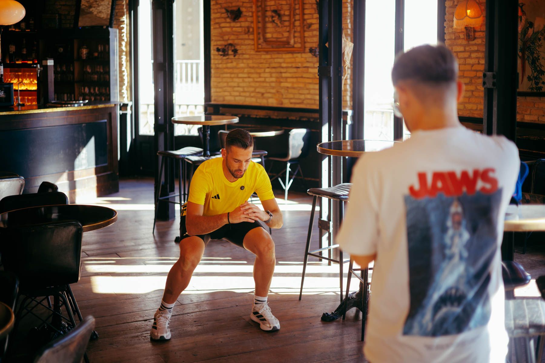 Willy Ríos haciendo ejercicio y grabando contenido en el Gallo Azul.