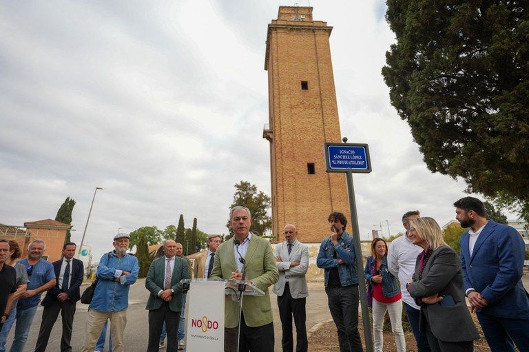 El alcalde José Luis Sanz, inaugurando la calle del 'Indio' de Astilleros.