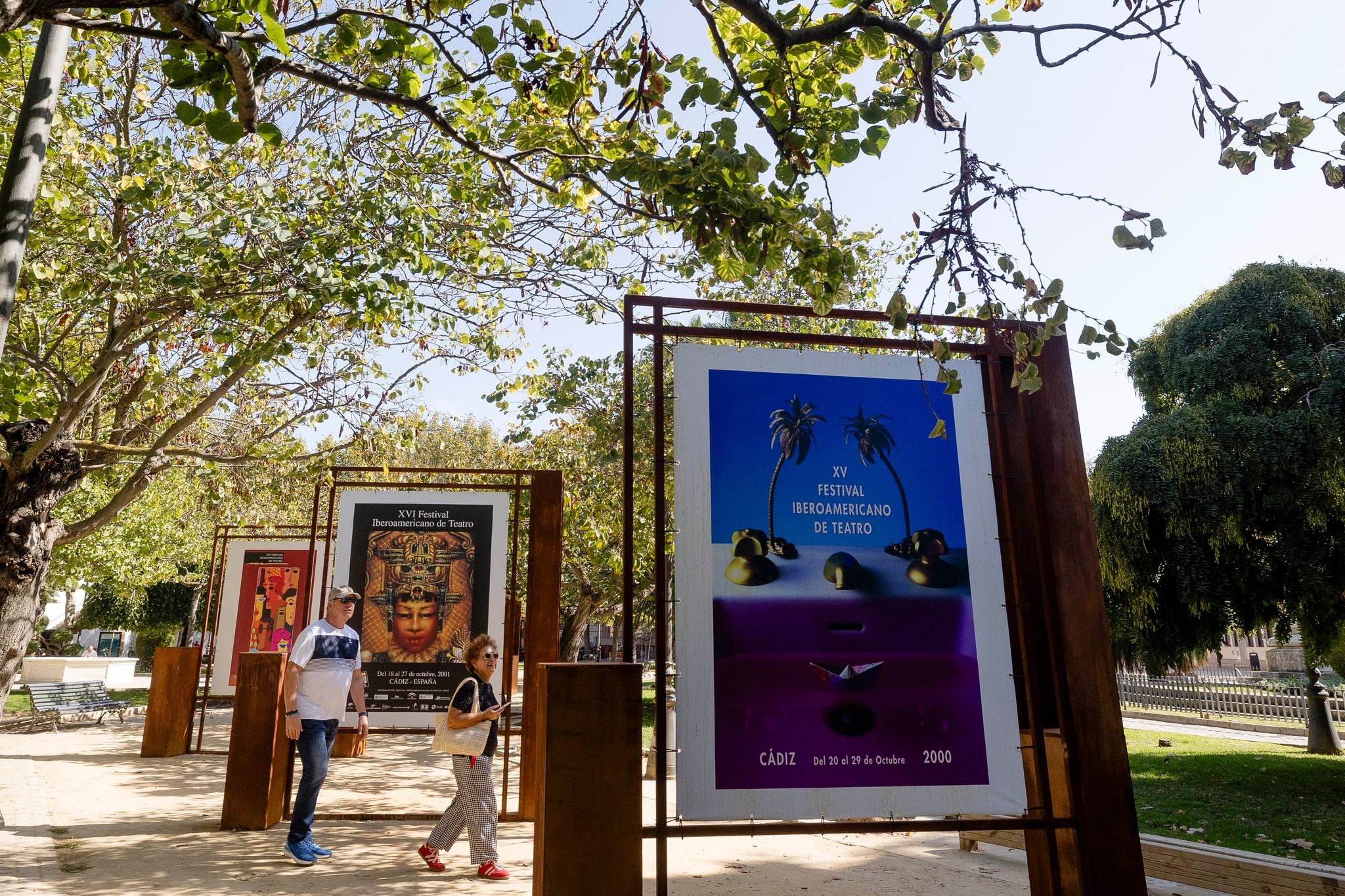 La Plaza de España de Cádiz acoge la exposición de carteles del FIT.