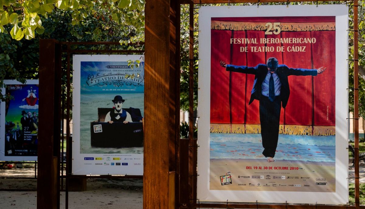 Algunos carteles de la muestra.