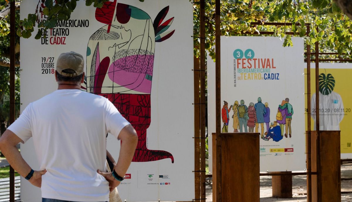 Una persona contempla la exposición del FIT en Cádiz.