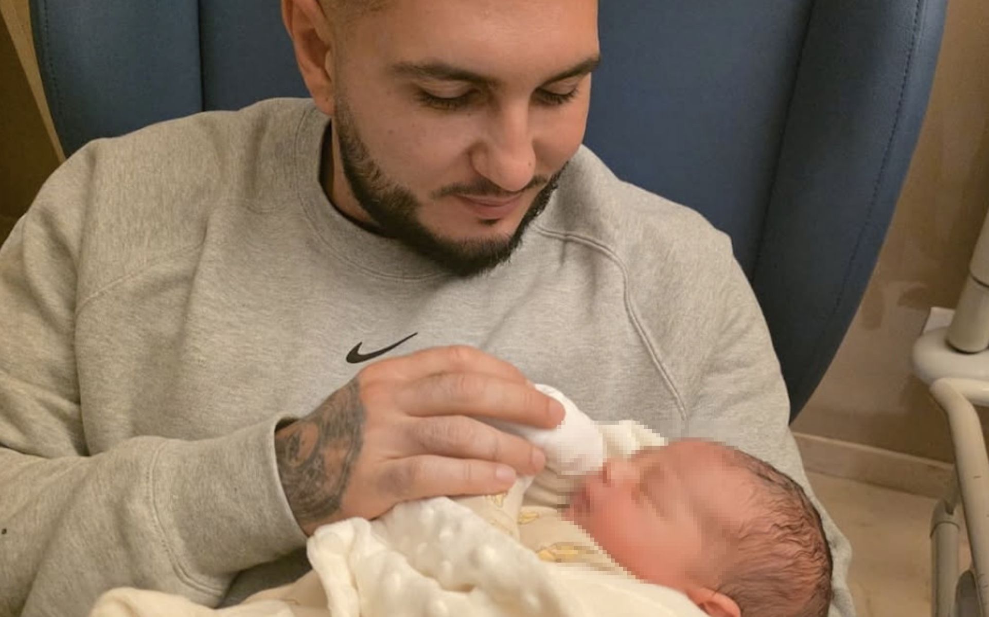 Omar Montes con su hijo.