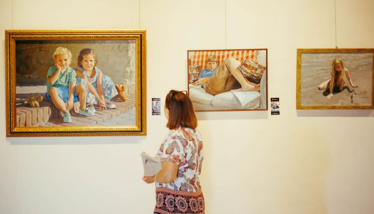 Una visitante observando los cuartos de la exposición. 