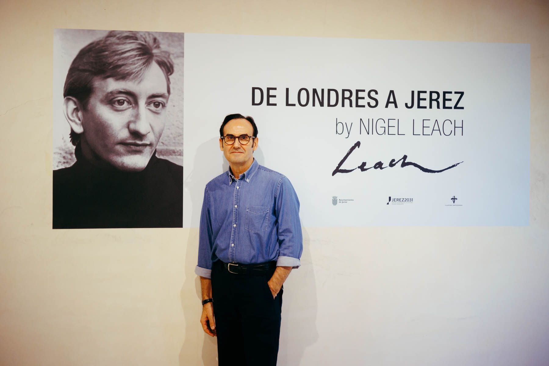 Mural que presenta la exposición en los Claustros con Juan Martínez como promotor. 