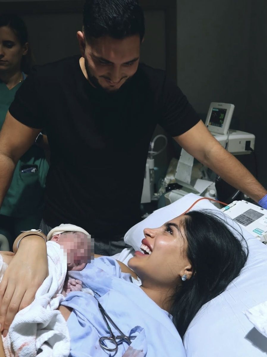 Omar Montes y Lola Romero con su primer hijo en común.