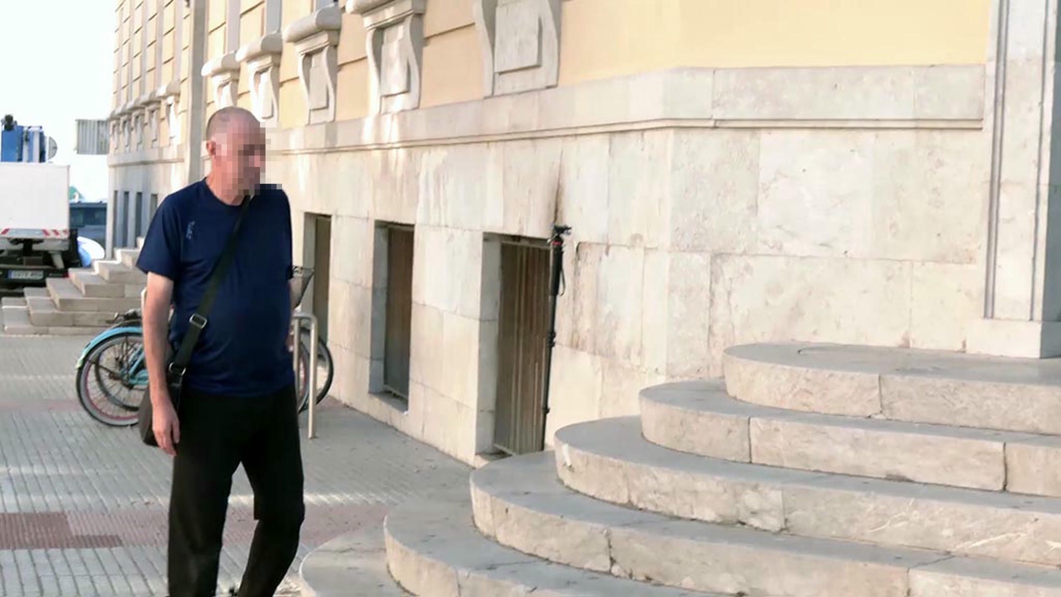 La llegada del condenado al juicio.