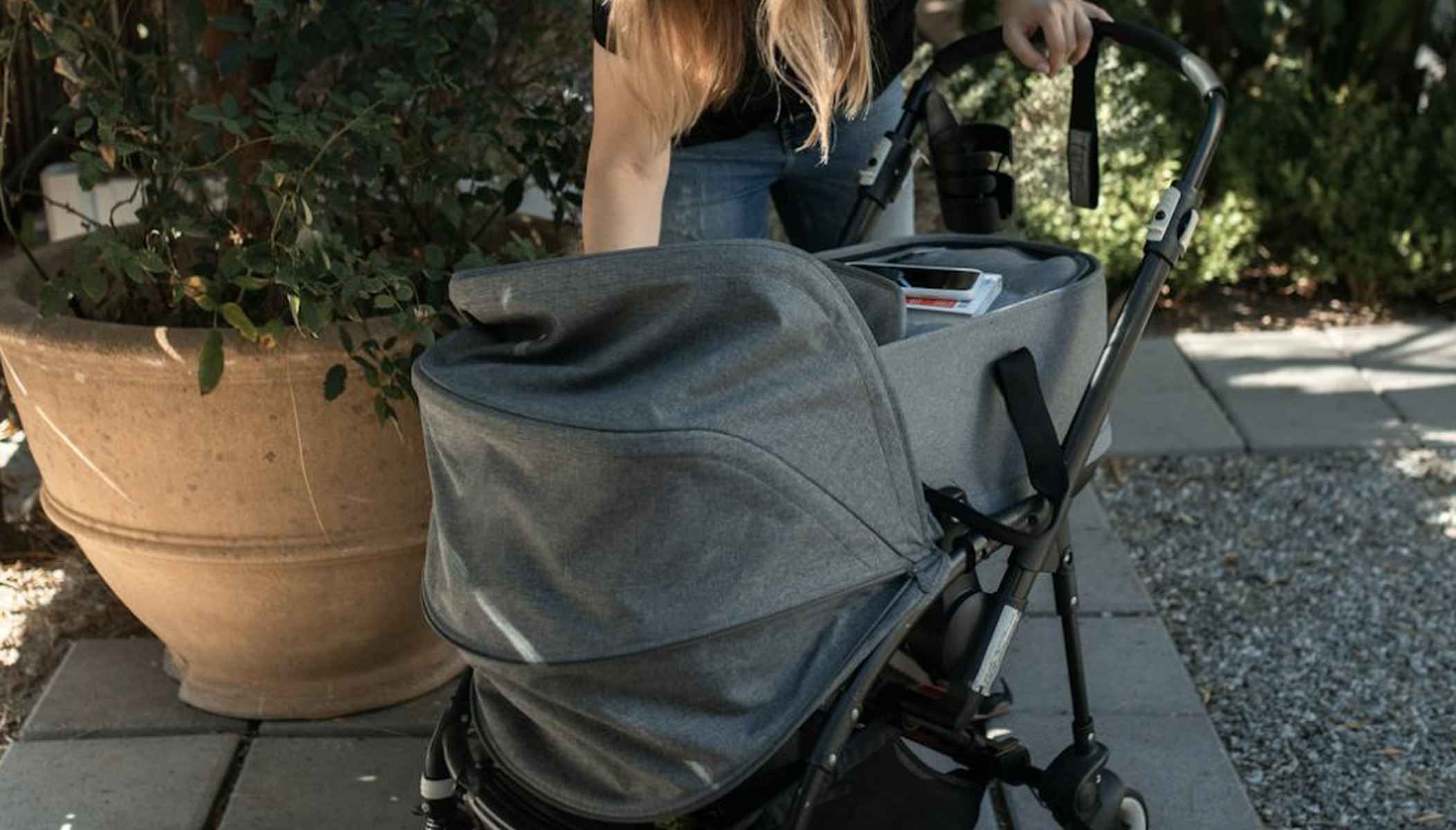 Imagen de archivo de una madre atendiendo a su bebé.