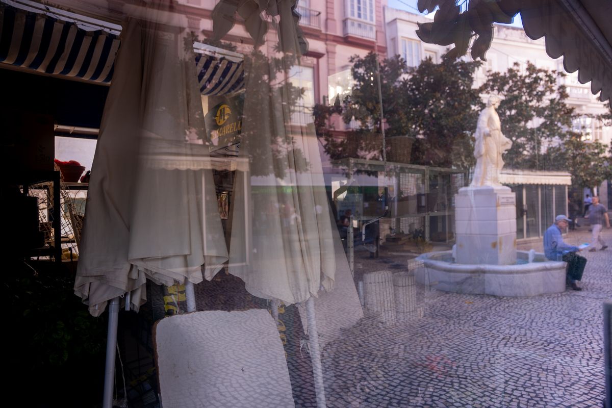 Uno de los puestos de flores, cerrado y reconvertido en pequeño trastero.