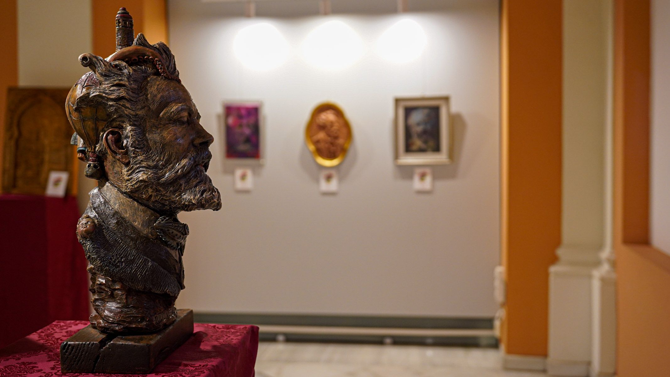 Un busto de Julio Verne, de cuya cabeza dormida nacen ideas, da la bienvenida a la exposición.