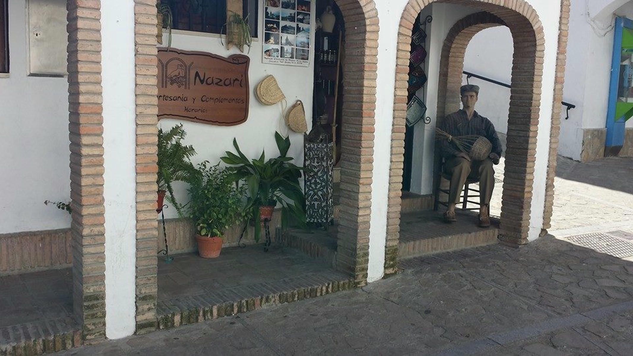 La tienda de Aretesanía Nazarí en Zahara de la Sierra. La tienda de Aretesanía Nazarí en Zahara de la Sierra.