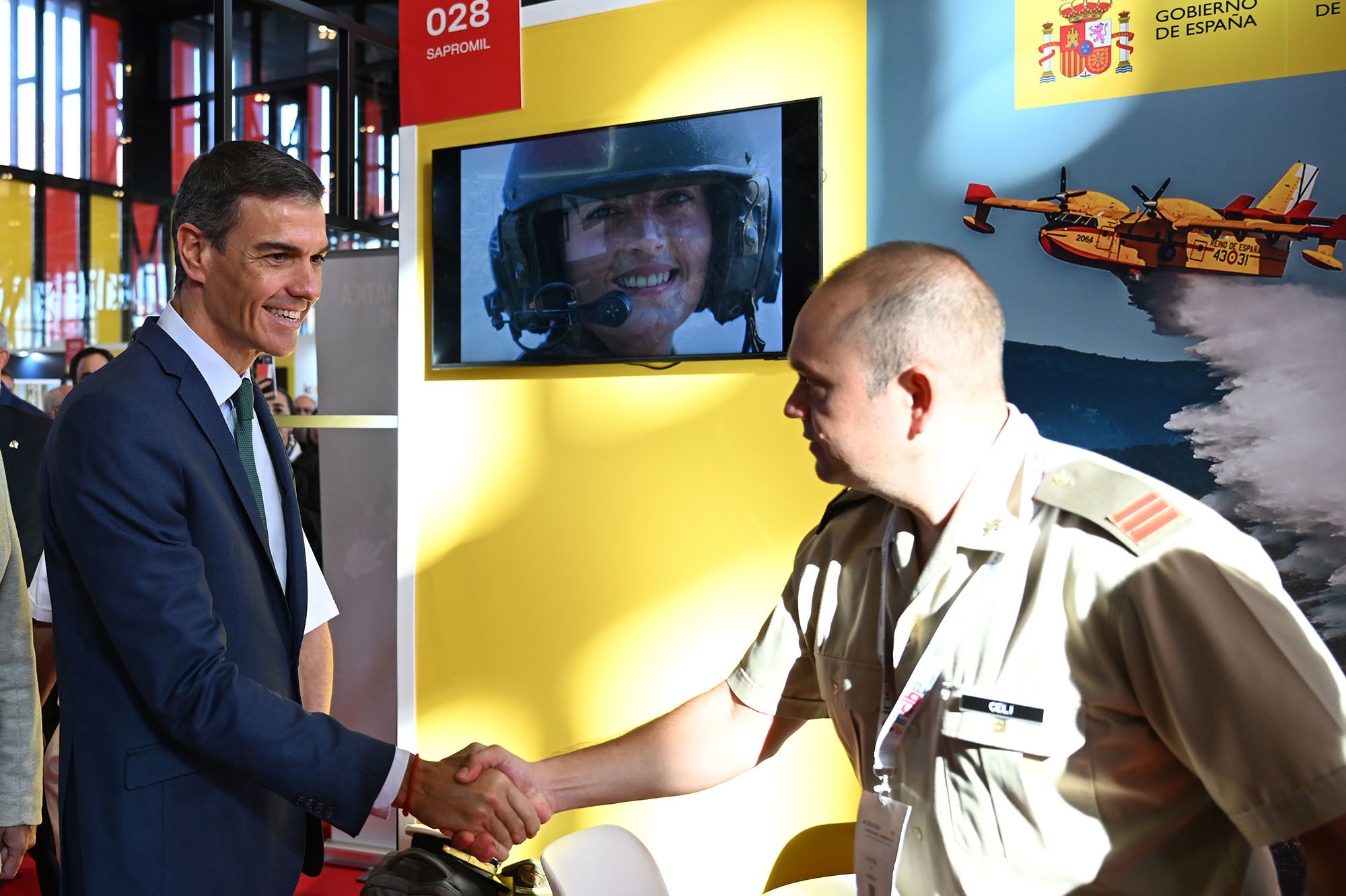 El presidente del Gobierno, Pedro Sánchez, saluda a un militar en una imagen reciente.