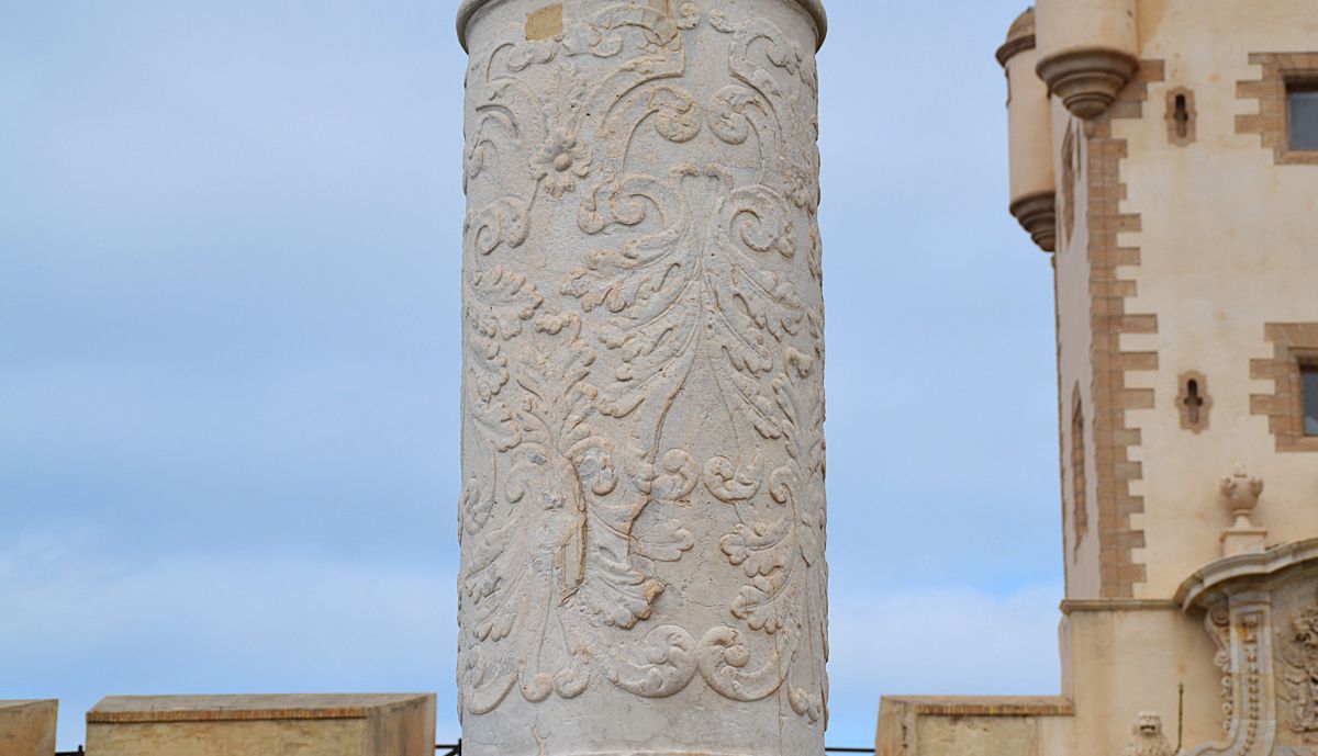 Decoración en relieve, motivos vegetales. Fuste de la columna, tercio inferior.
