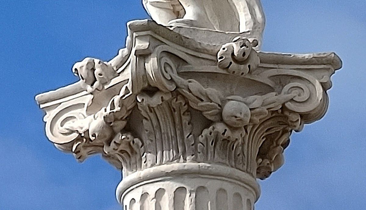 Capitel compuesto, columnas. Triunfos de los Patronos