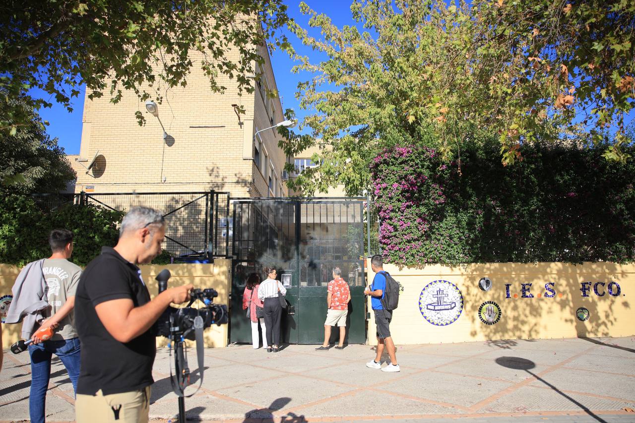 Familias en la entrada del IES Romero Vargas de Jerez, este viernes.