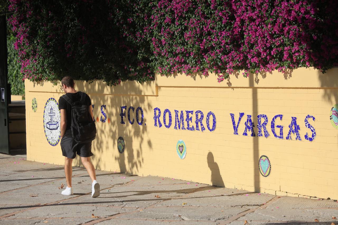 Un alumno pasa frente al IES Romero Vargas de Jerez.